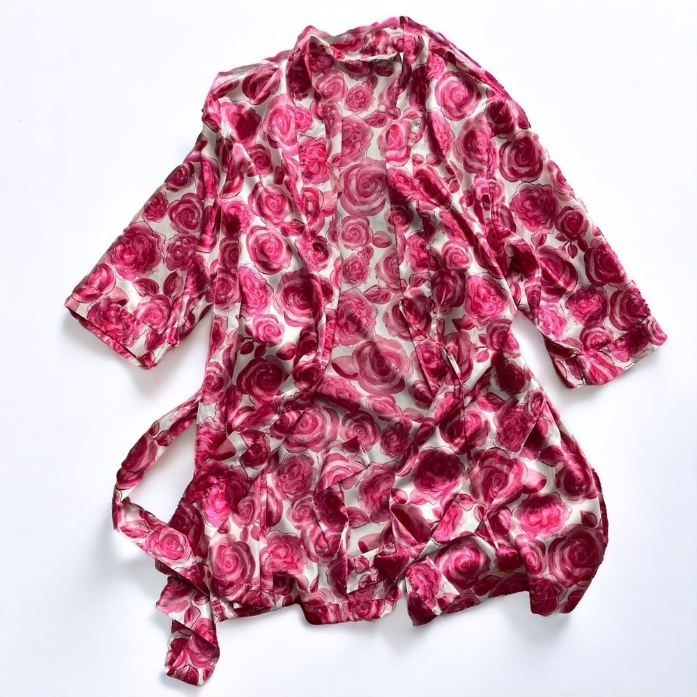 Ambrielle Woman silky robe size 2X (white with pink  & red roses)
